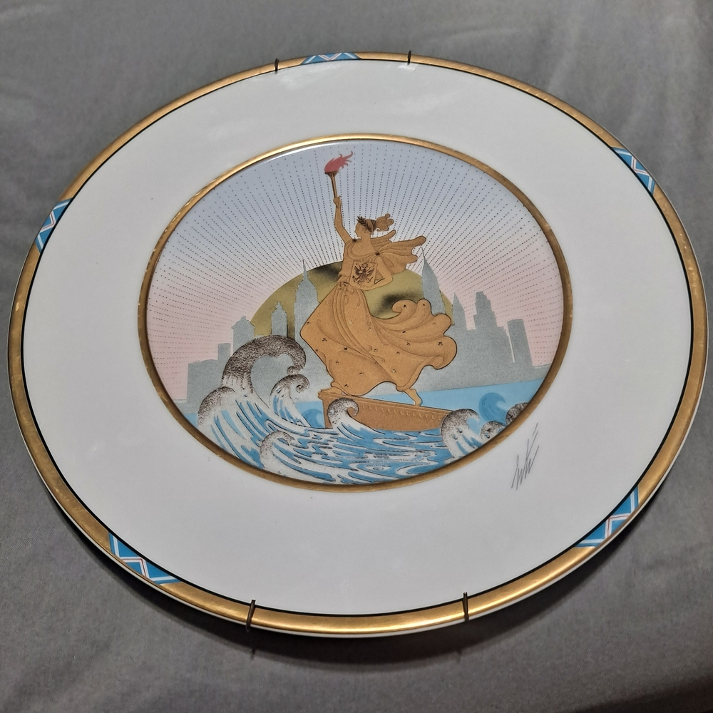 Decorative Plate with Statue of Liberty Design